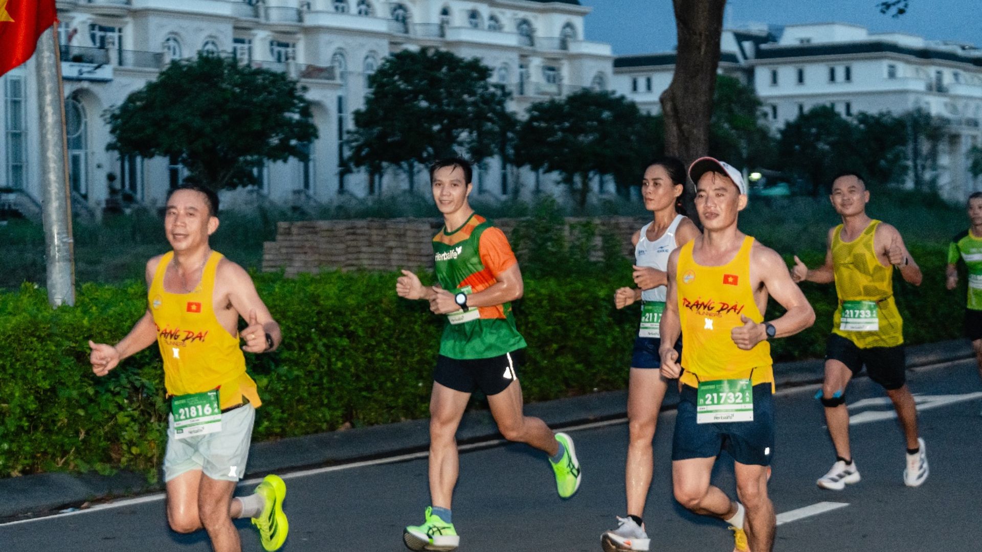 Chinh phục đường đua Tiền Phong Half Marathon 2025 vì lối sống xanh - 2