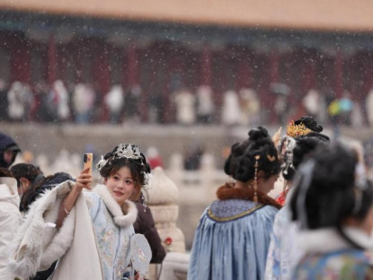  - Giới trẻ đua nhau mặc đồ cổ trang chụp tuyết rơi tuyệt đẹp ở Trung Quốc