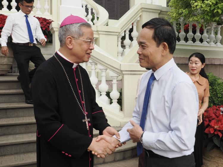 Bí thư Thành ủy TP.HCM thăm, chúc mừng các cá nhân tiêu biểu dịp Giáng sinh