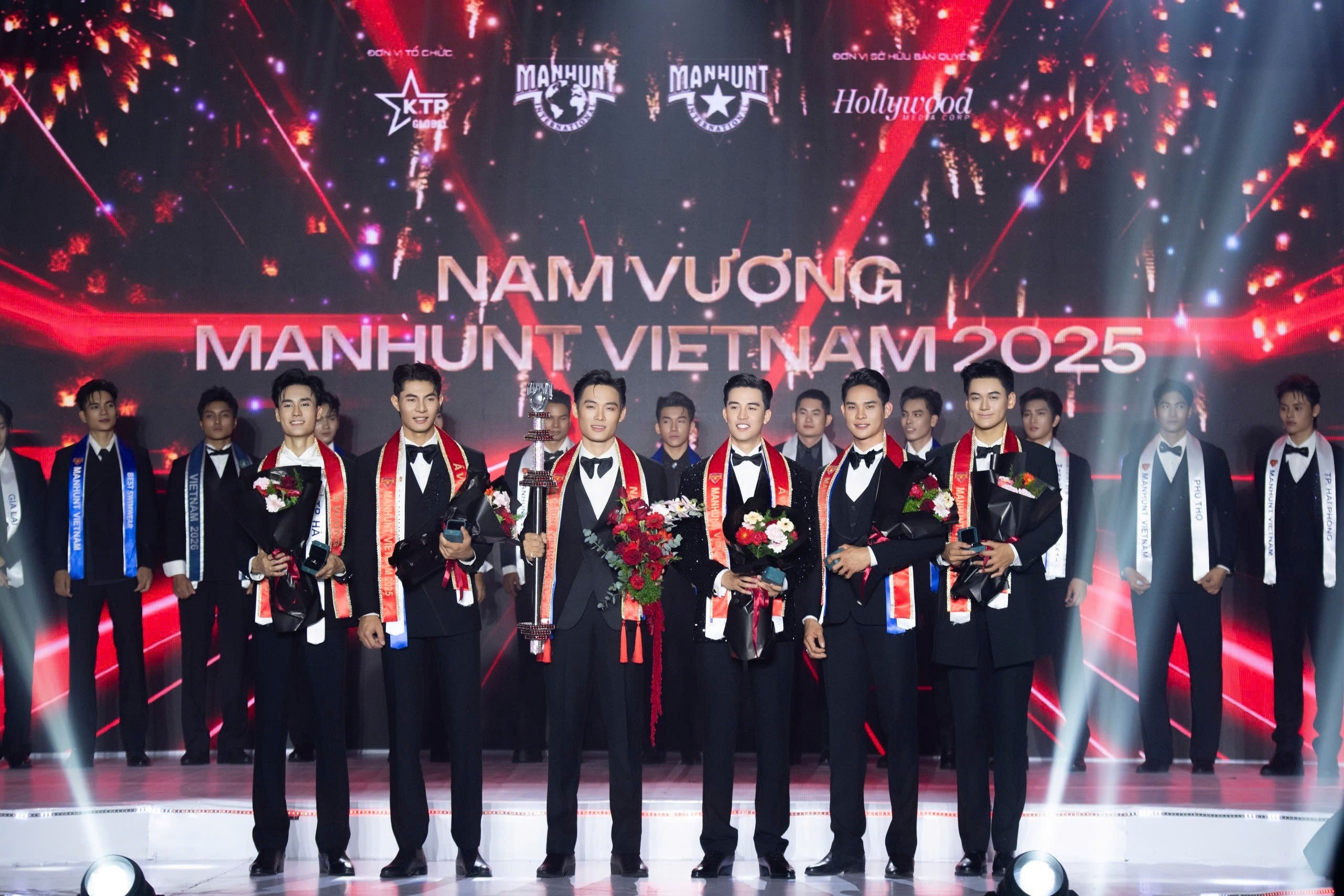 Trần Tiến Dũng đăng quang Nam vương Manhunt Vietnam 2025 - 2