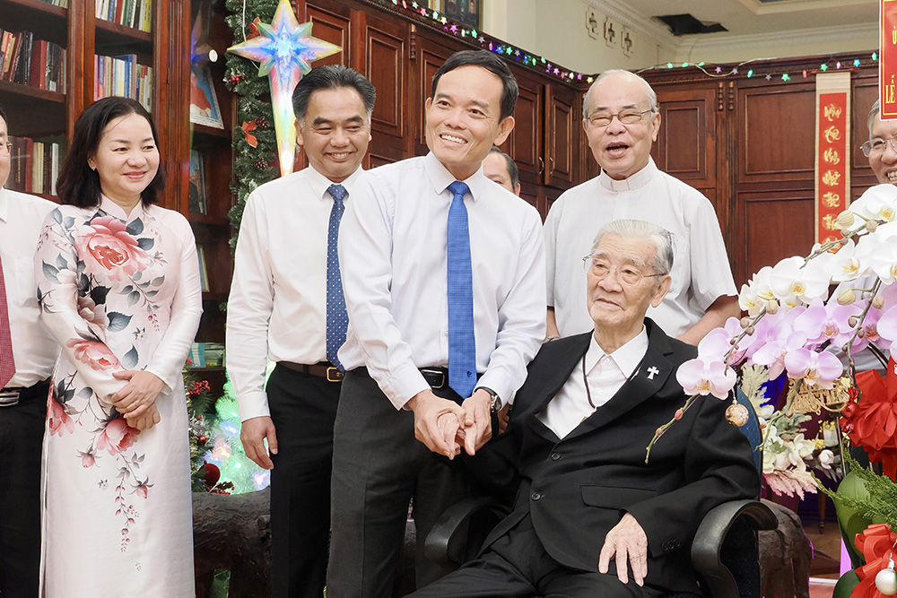 Bí thư Thành ủy TPHCM thăm, chúc mừng các cá nhân tiêu biểu dịp Giáng sinh - 1