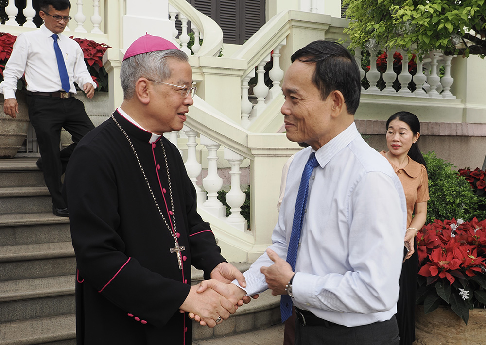 Bí thư Thành ủy TPHCM thăm, chúc mừng các cá nhân tiêu biểu dịp Giáng sinh - 2