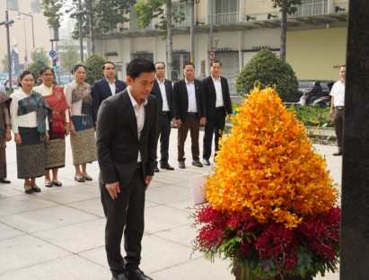  - Đoàn đại biểu tỉnh Lào dâng hoa tưởng niệm Chủ tịch Hồ Chí Minh