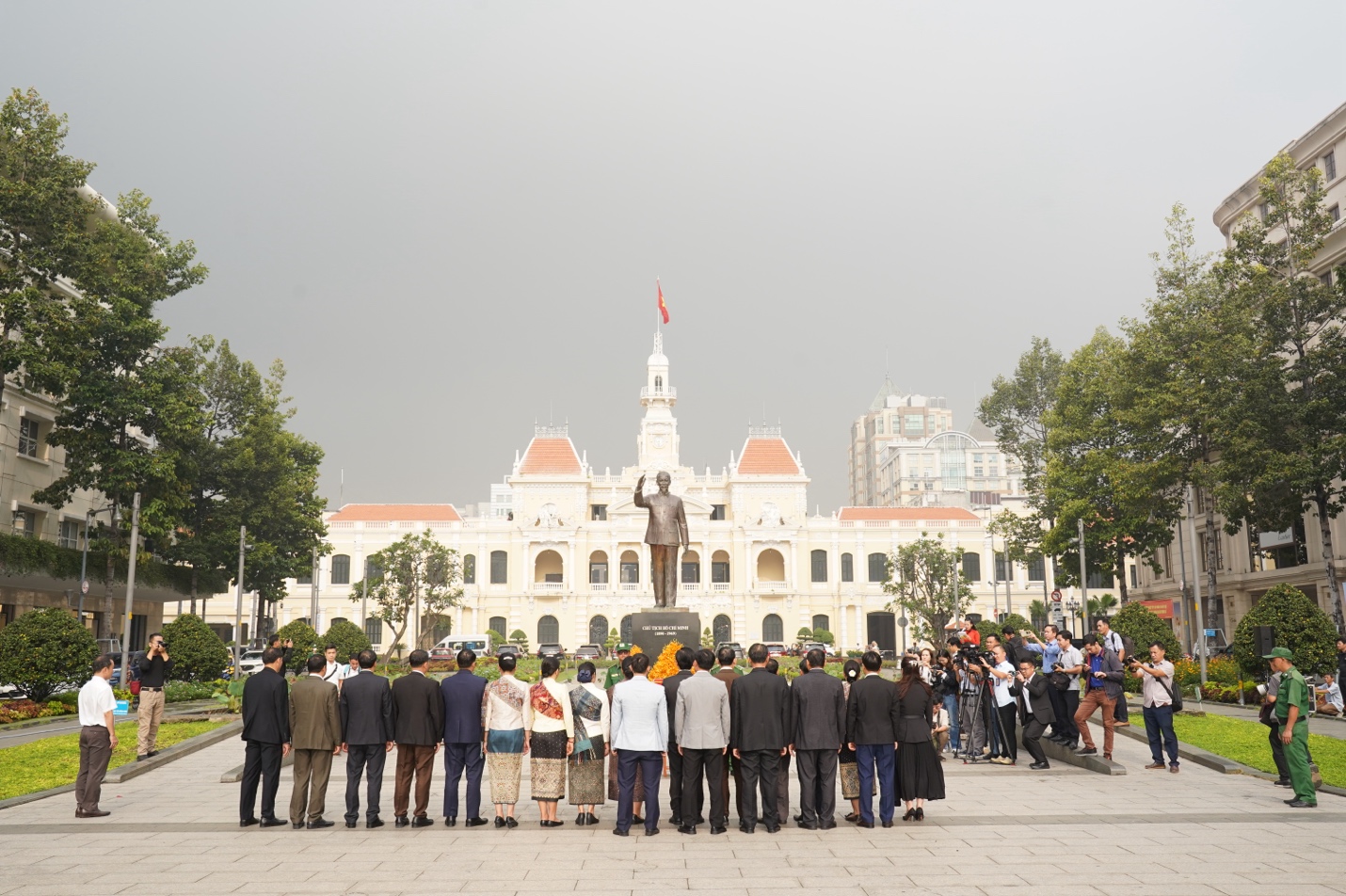 Đoàn đại biểu tỉnh Lào dâng hoa tưởng niệm Chủ tịch Hồ Chí Minh - 1