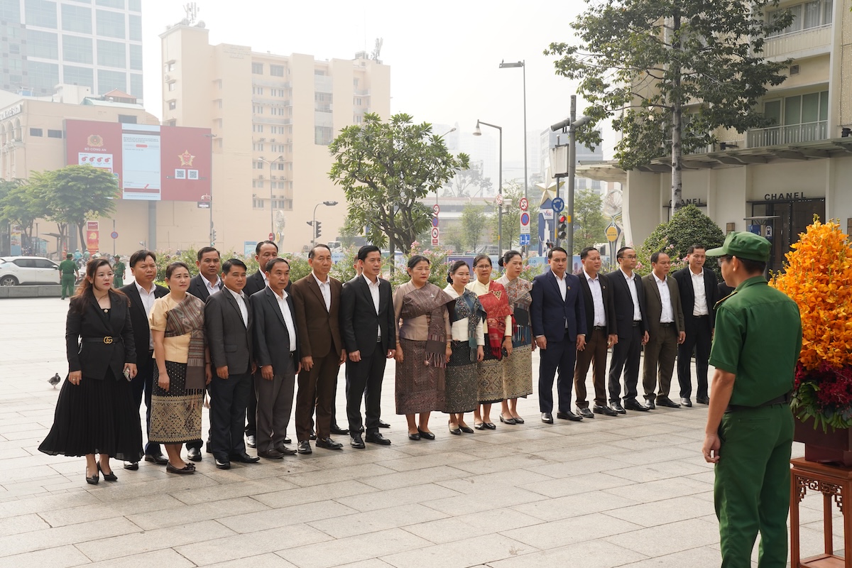 Đoàn đại biểu tỉnh Lào dâng hoa tưởng niệm Chủ tịch Hồ Chí Minh - 2