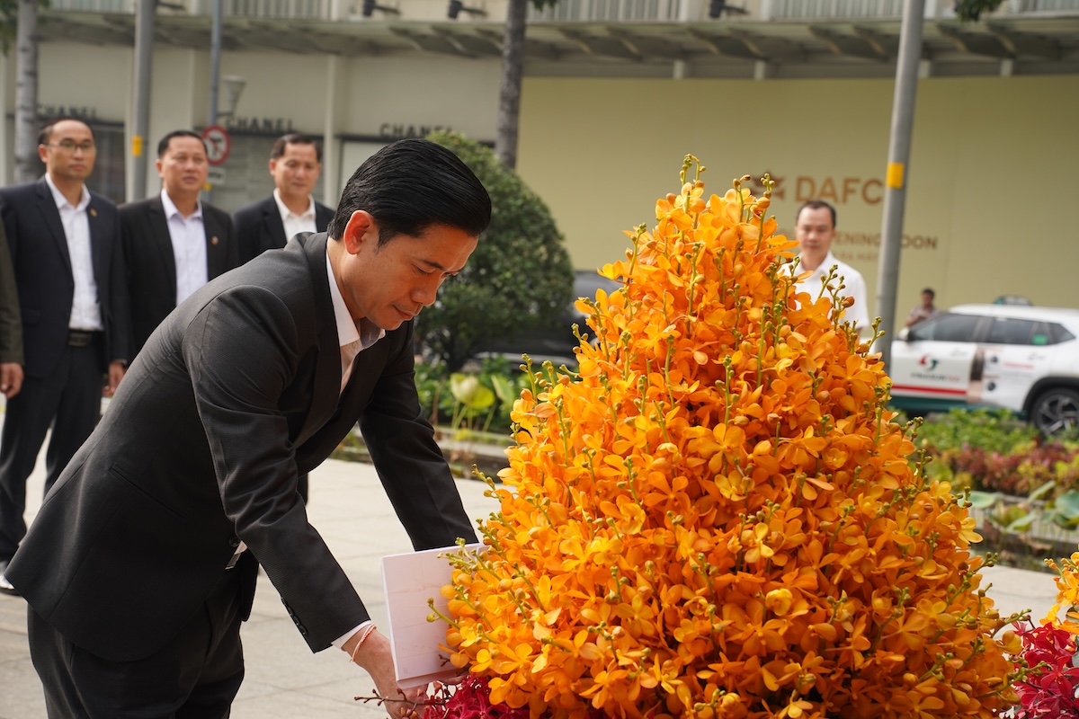 Đoàn đại biểu tỉnh Lào dâng hoa tưởng niệm Chủ tịch Hồ Chí Minh - 3