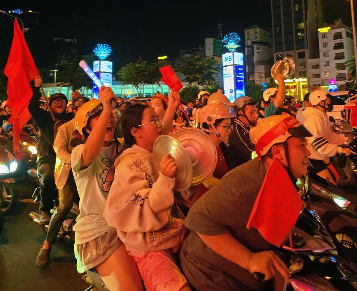 Người dân TP.HCM xuống phố mừng U.22 Việt Nam vô địch SEA Games 33 - 3