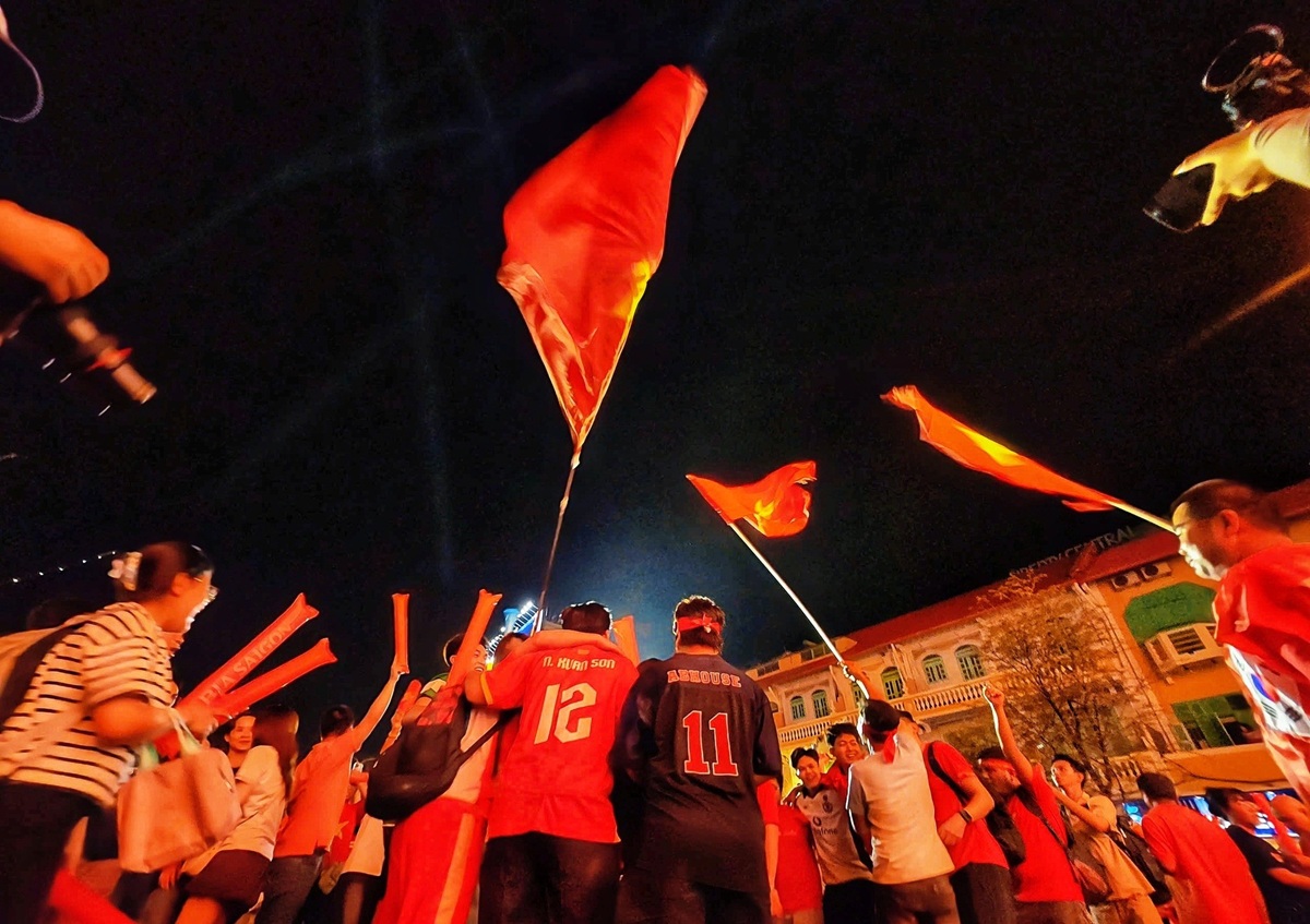 Người dân TP.HCM xuống phố mừng U.22 Việt Nam vô địch SEA Games 33 - 10