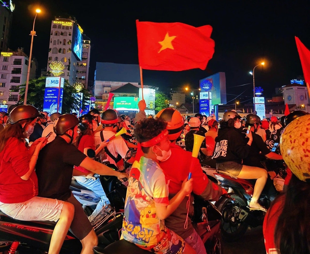 Người dân TP.HCM xuống phố mừng U.22 Việt Nam vô địch SEA Games 33 - 2