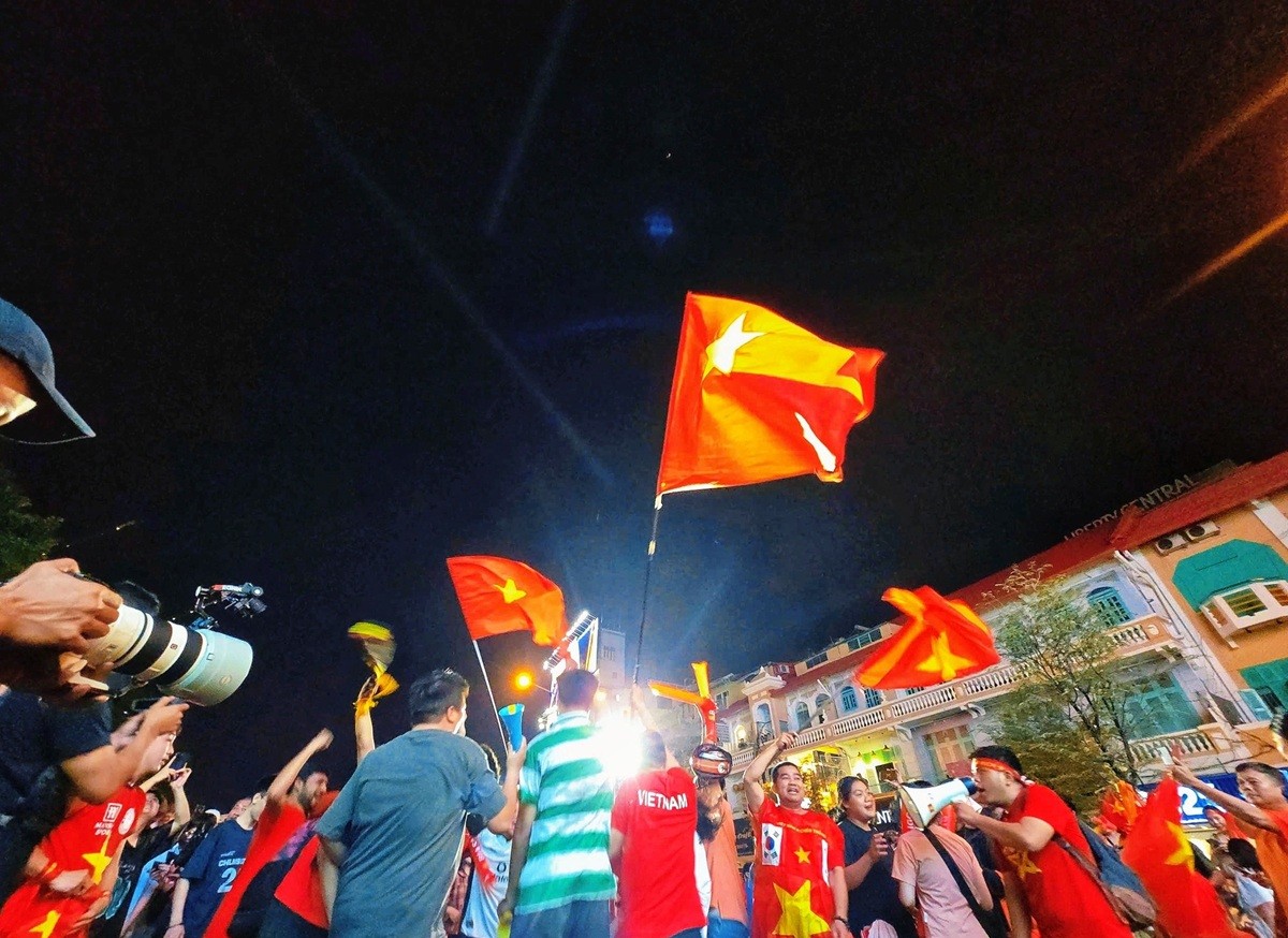 Người dân TP.HCM xuống phố mừng U.22 Việt Nam vô địch SEA Games 33 - 11