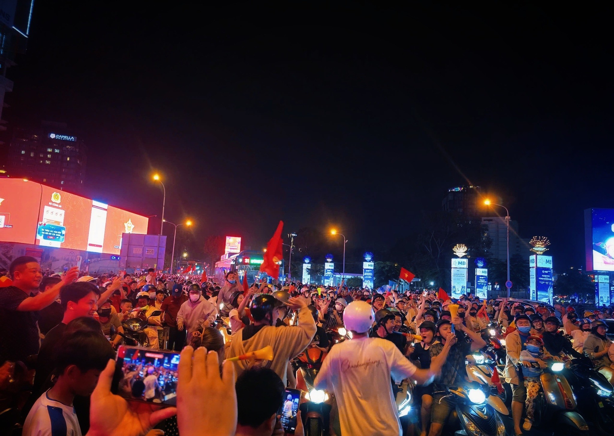 Người dân TP.HCM xuống phố mừng U.22 Việt Nam vô địch SEA Games 33 - 4