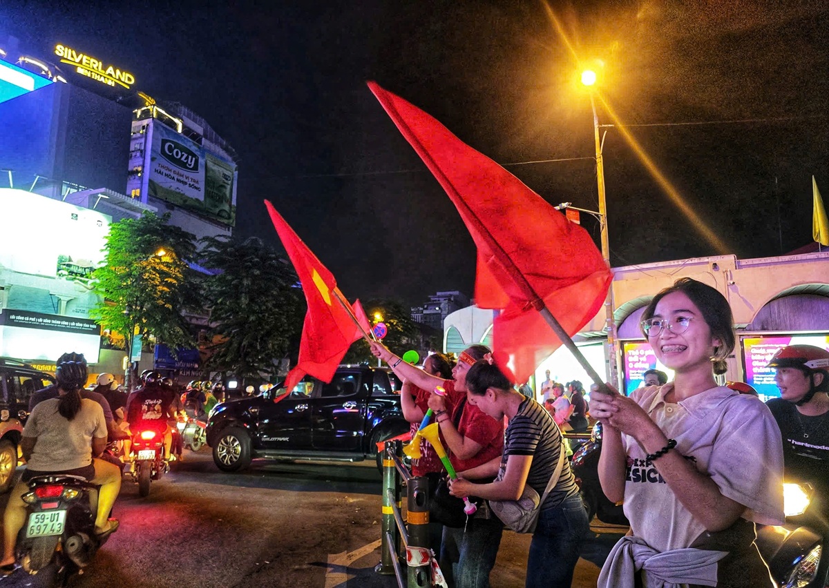 Người dân TP.HCM xuống phố mừng U.22 Việt Nam vô địch SEA Games 33 - 8