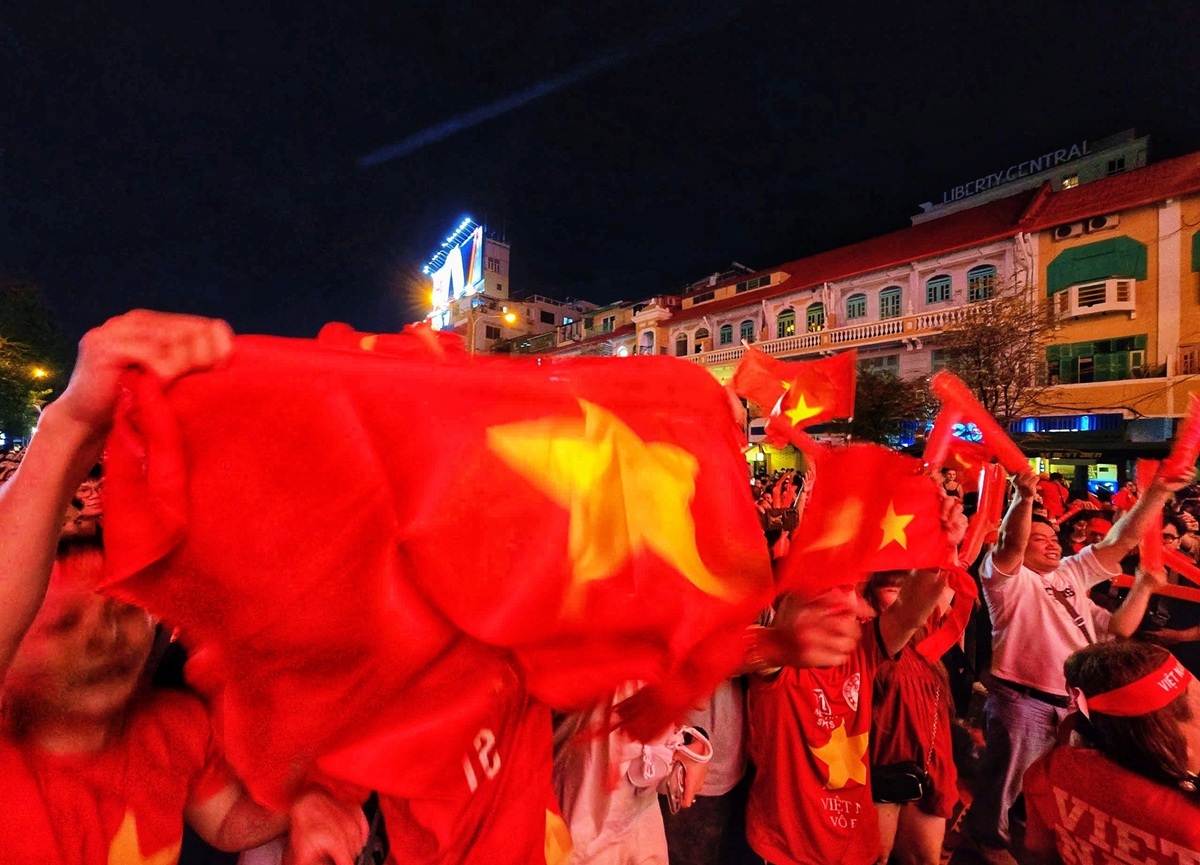 Người dân TP.HCM xuống phố mừng U.22 Việt Nam vô địch SEA Games 33 - 12