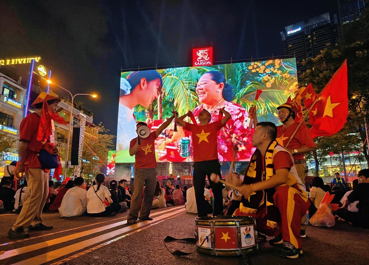 Người dân TP.HCM xuống phố mừng U.22 Việt Nam vô địch SEA Games 33 - 9