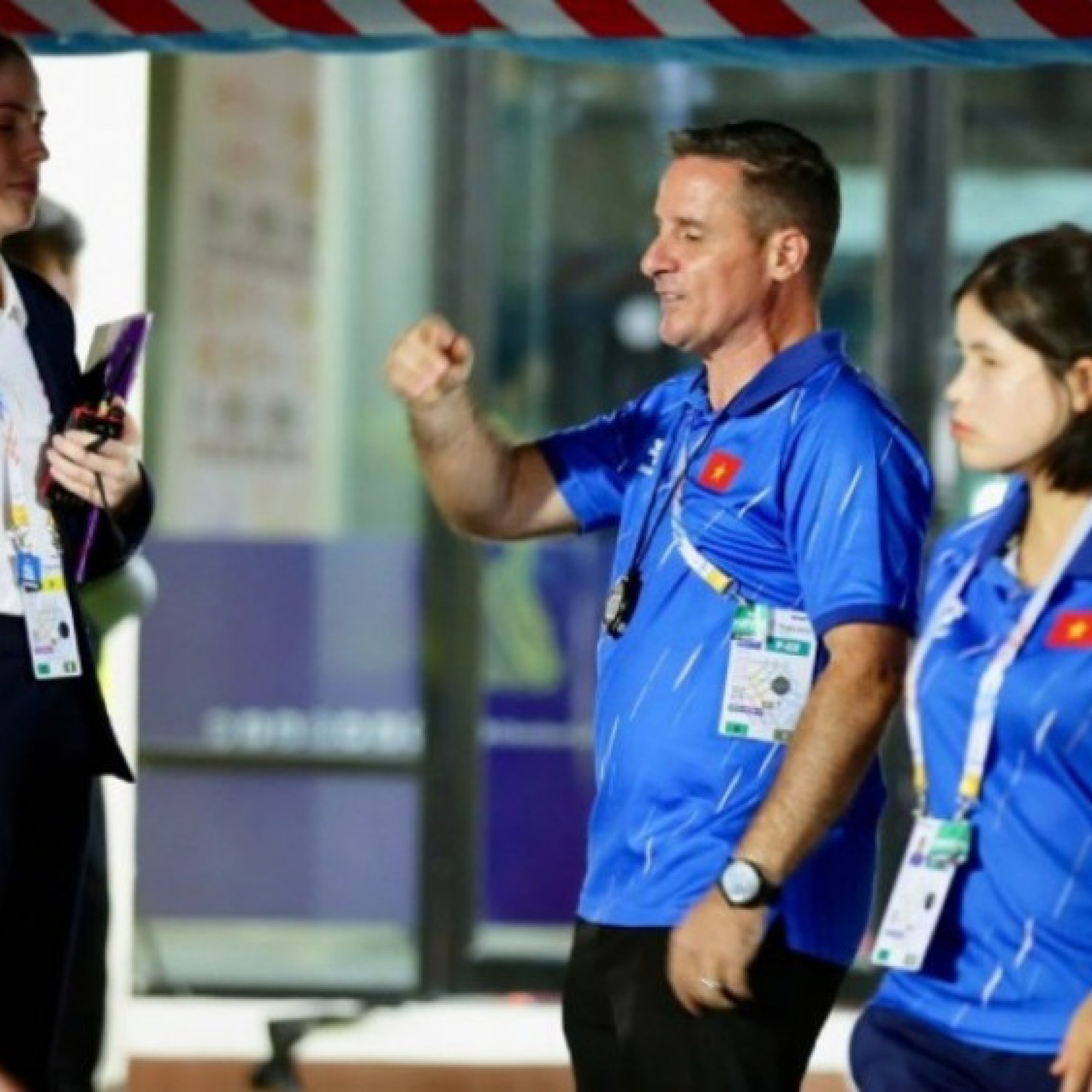  - Trợ lý HLV Mai Đức Chung đi tìm trọng tài sau chung kết, chất vấn quan chức SEA Games