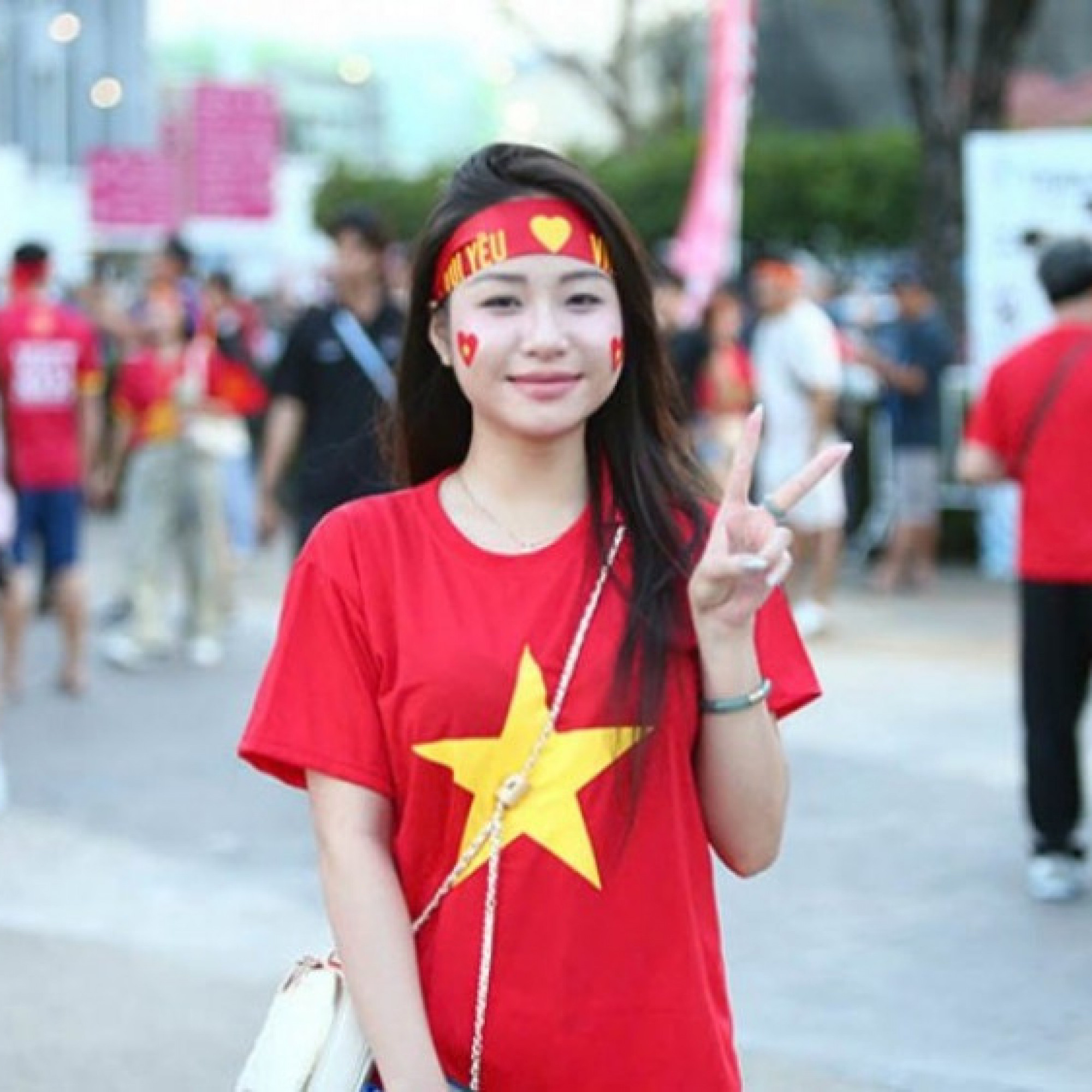  - Đỉnh cao chung kết SEA Games: Gái xinh khoe sắc, CĐV nô nức vào sân tiếp lửa