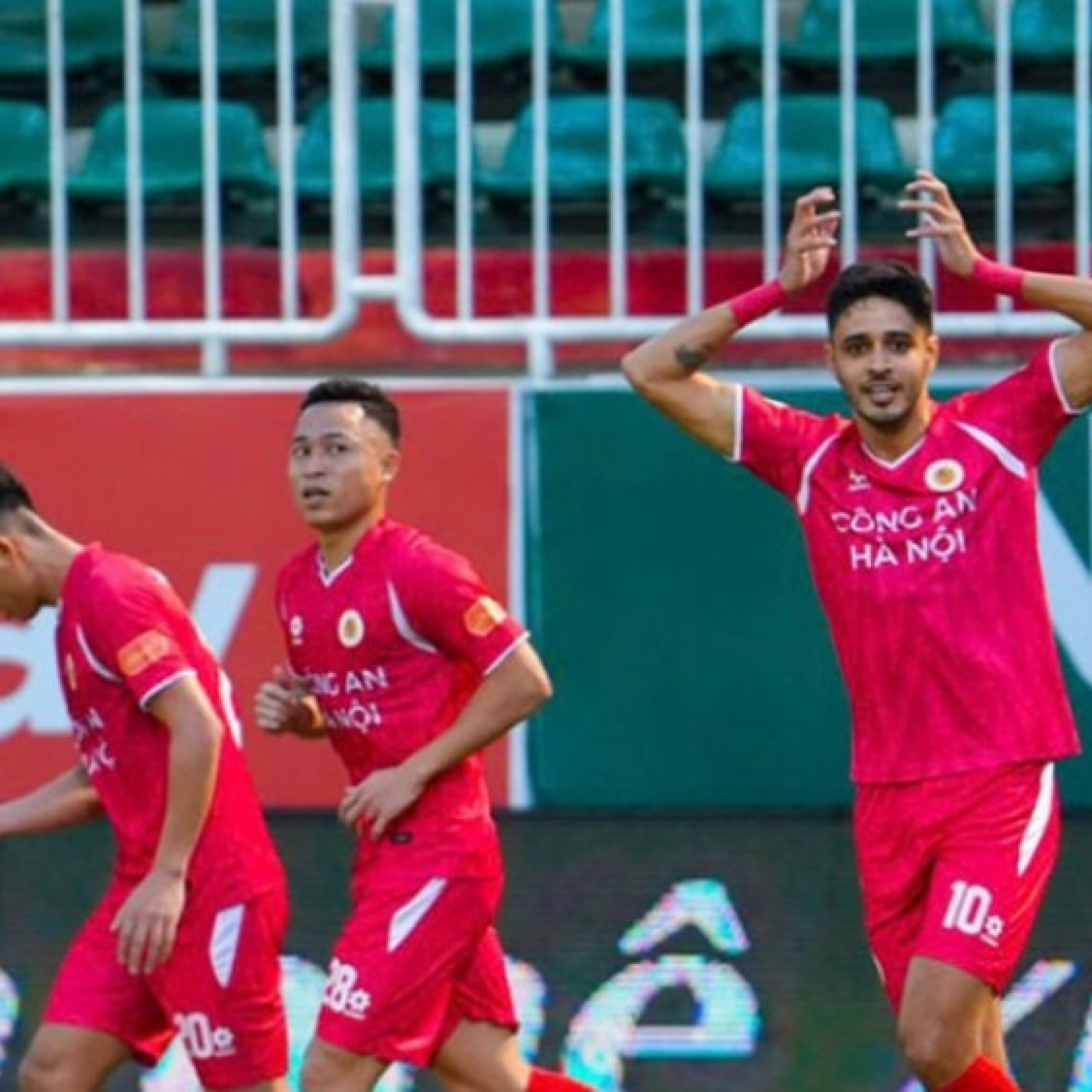  - Video bóng đá HAGL - Công an Hà Nội: Ngoại binh rực sáng, bám đuổi ngôi đầu (V-League)