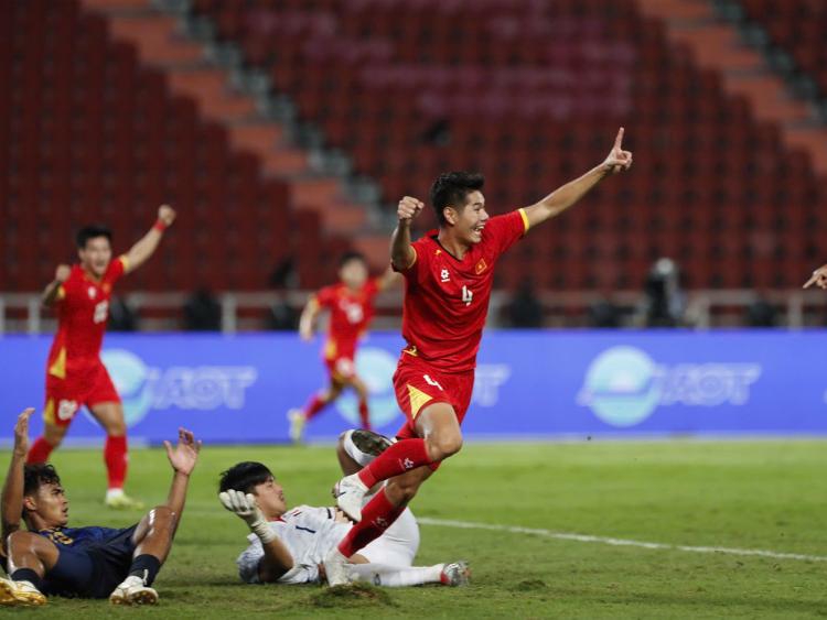 Thủ tướng chúc mừng đội tuyển bóng đá: 'Đây là thành tích tuyệt vời'!