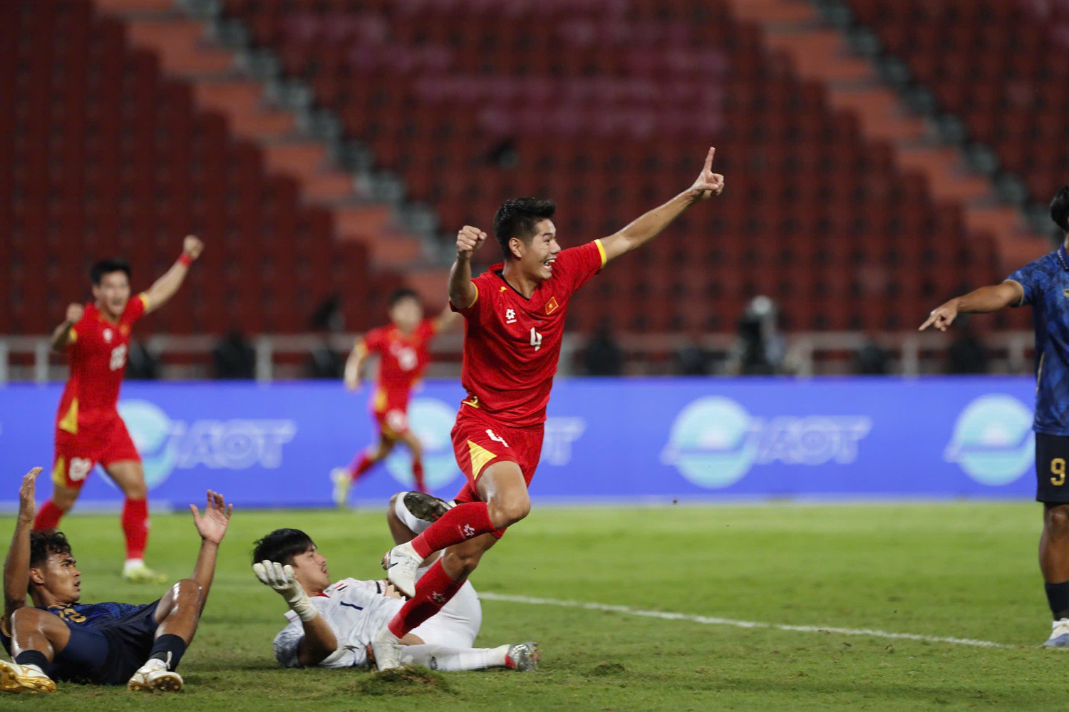 Thủ tướng chúc mừng đội tuyển bóng đá: 'Đây là thành tích tuyệt vời'! - 1