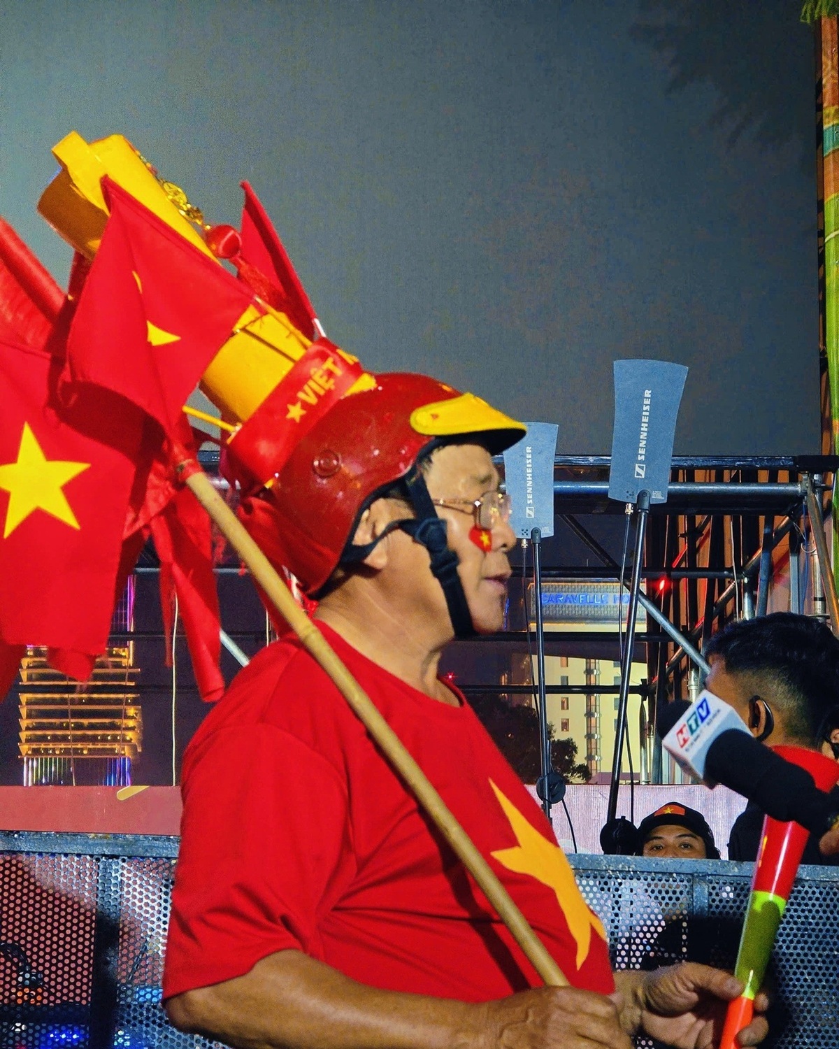 Người dân TP.HCM xuống phố mừng U.22 Việt Nam vô địch SEA Games 33 - 1