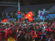 Người dân TP.HCM xuống phố mừng U.22 Việt Nam vô địch SEA Games 33