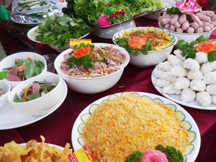 Hơn 50 gian hàng ẩm thực hội tụ bên dòng Hương Giang