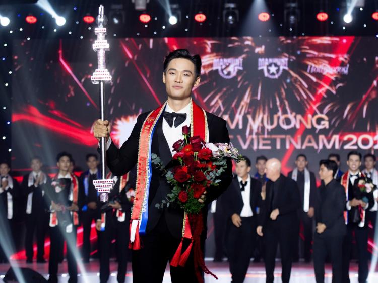 Trần Tiến Dũng đăng quang Nam vương Manhunt Vietnam 2025