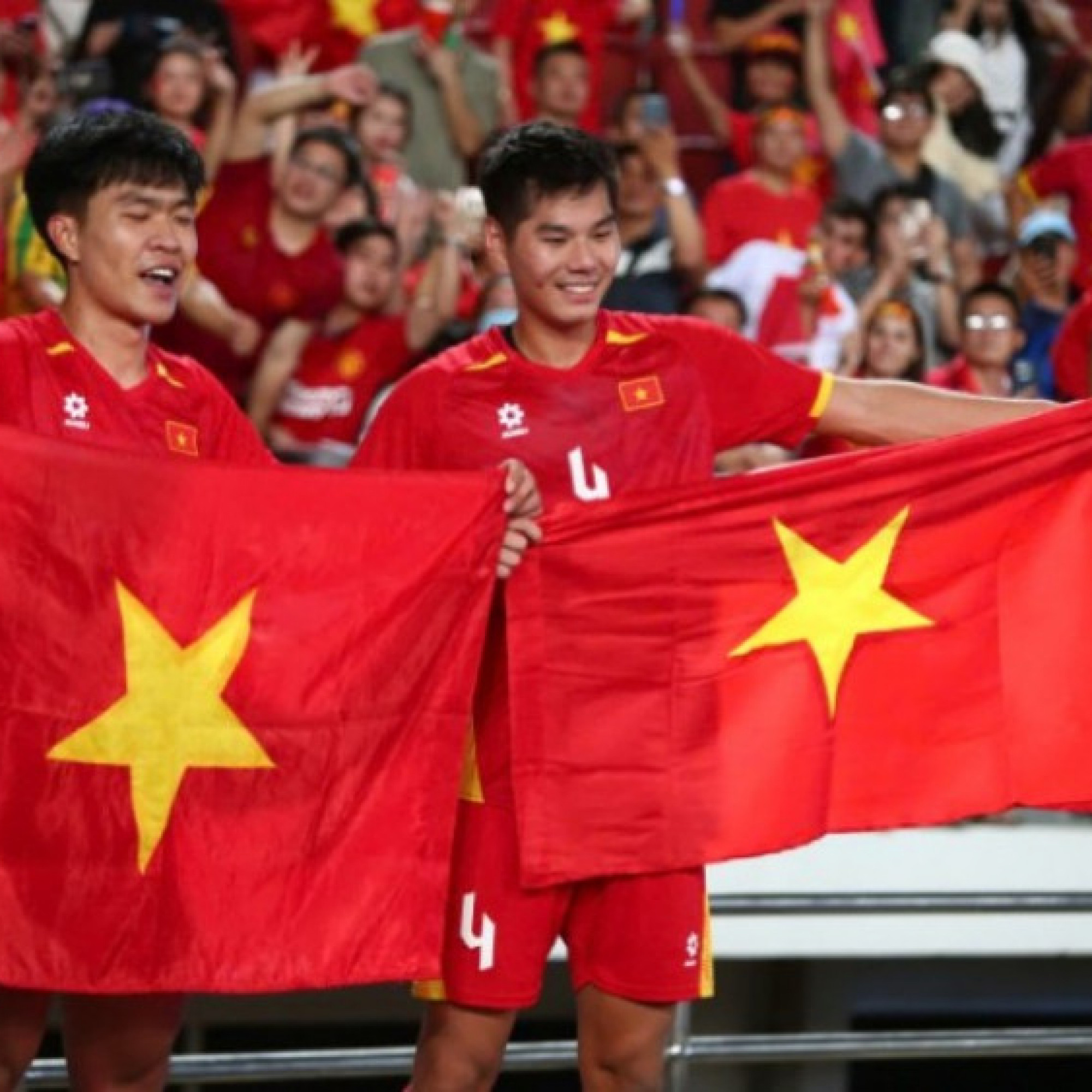  - U22 Việt Nam thăng hoa cảm xúc cùng CĐV sau khi vô địch SEA Games