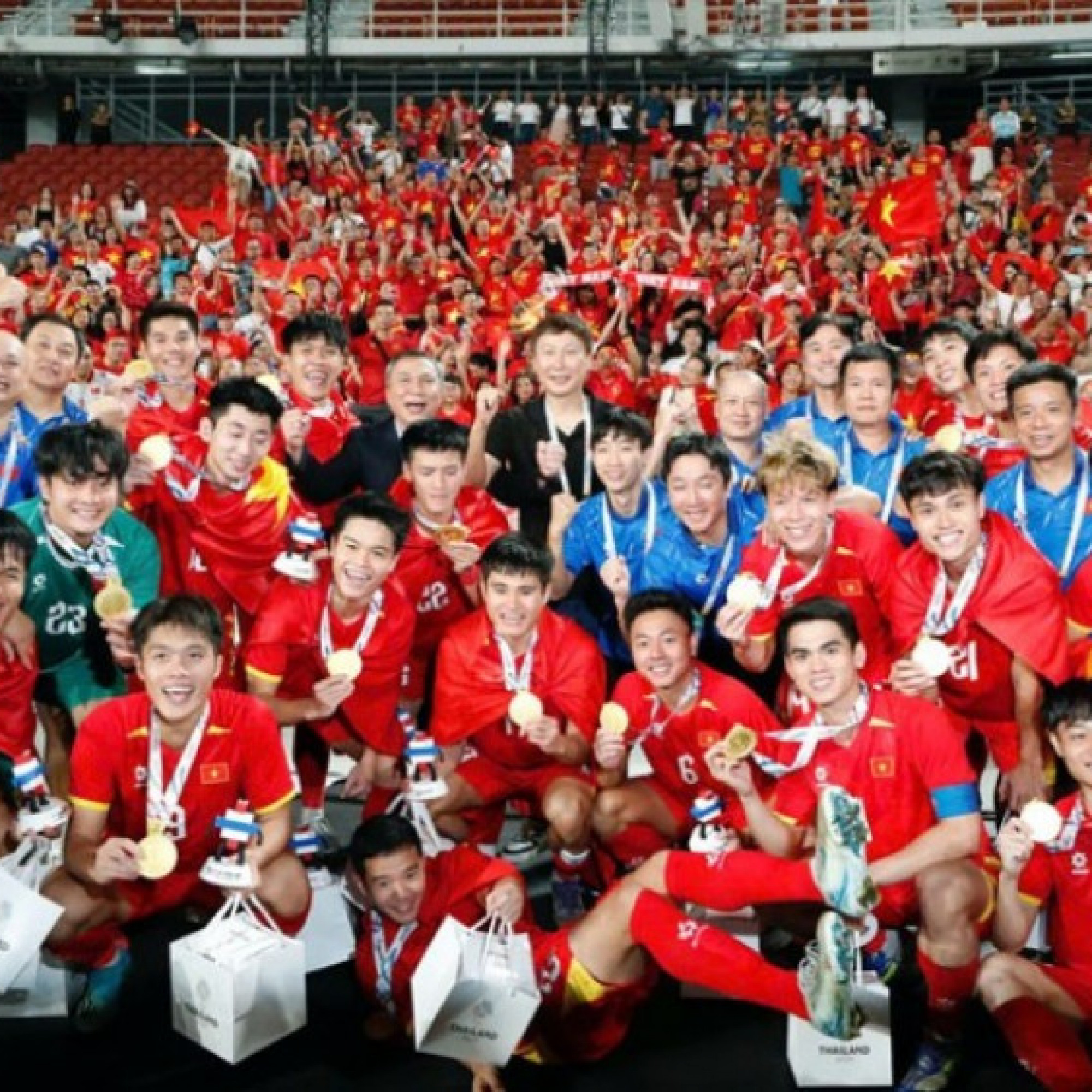  - Trực tiếp U22 Việt Nam mang HCV SEA Games về nước: Biển người chào đón những người hùng