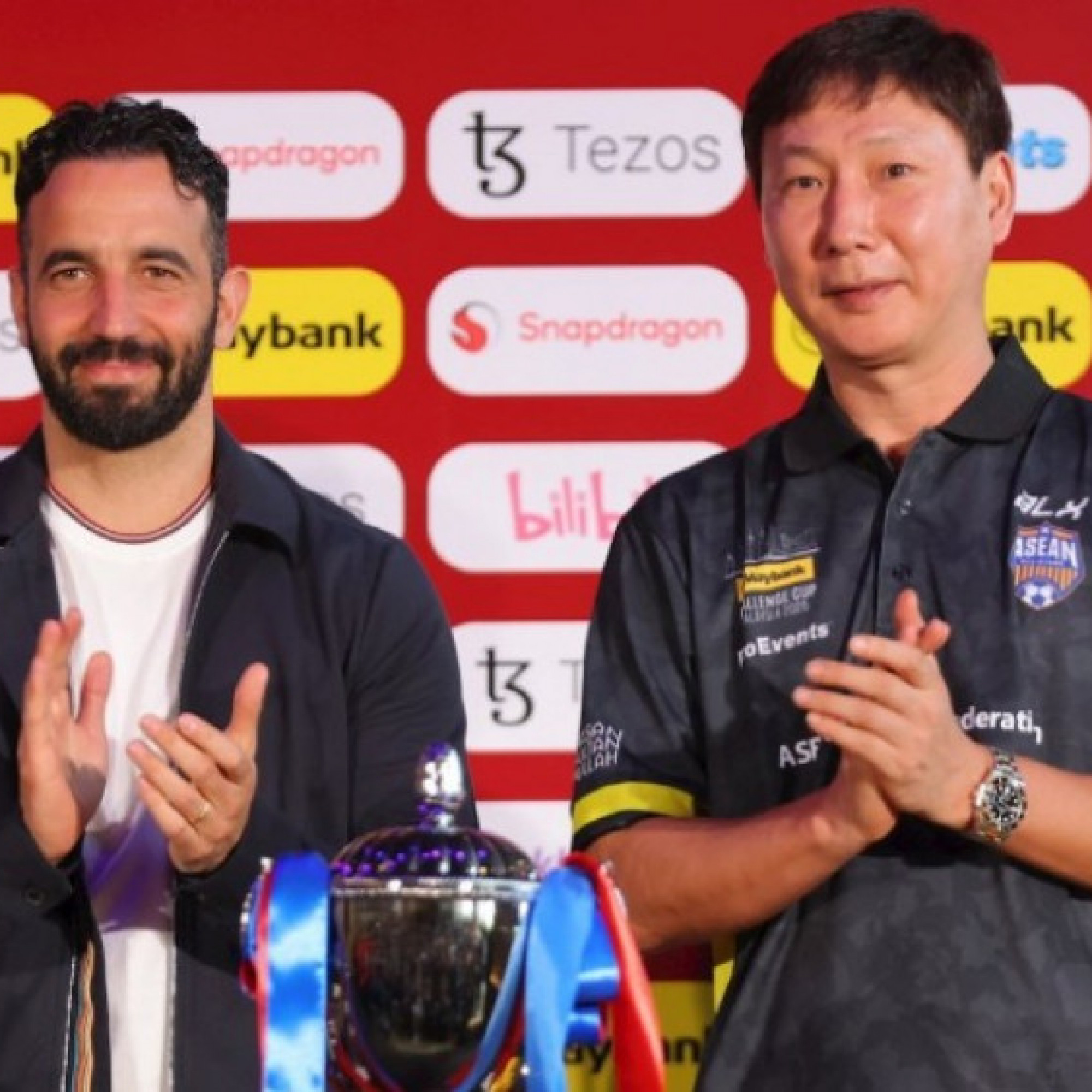  - Khoảnh khắc HLV Amorim "xin vía" thầy Kim, fan MU mơ lấy cúp như bóng đá Việt Nam