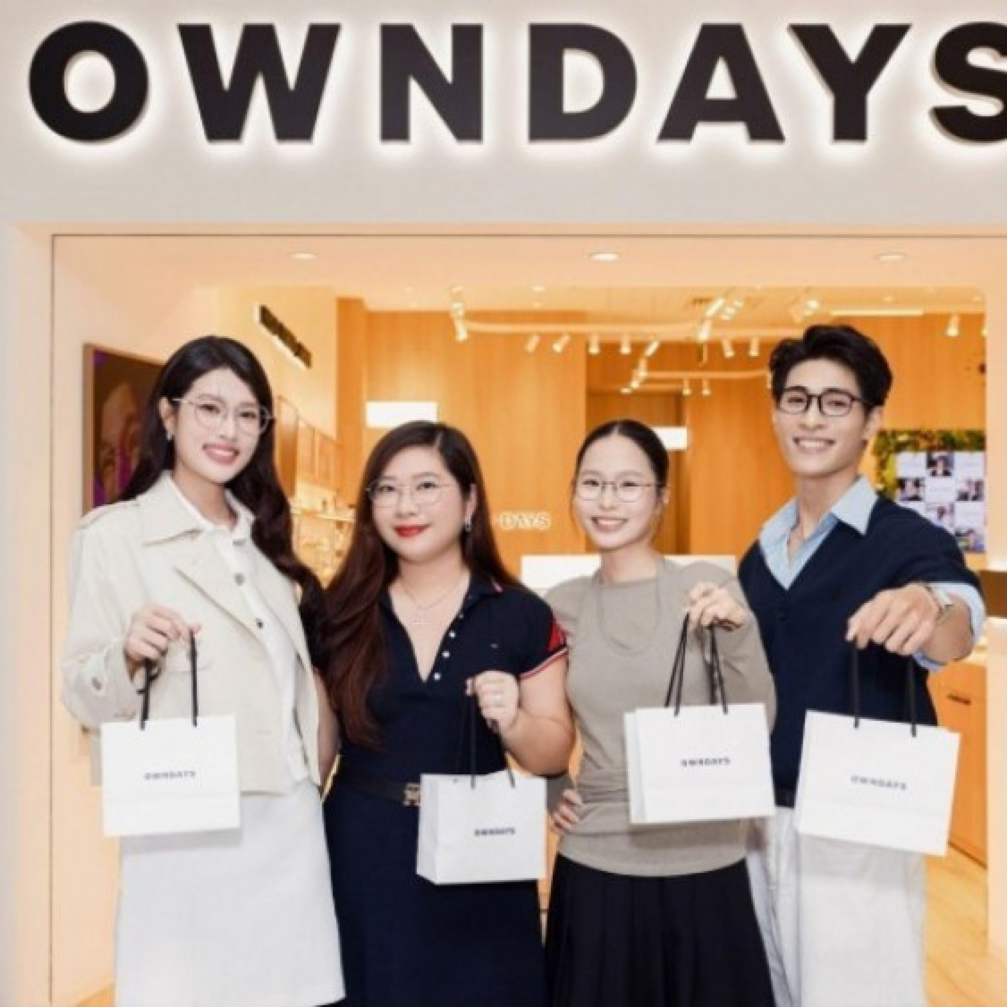  - Khai trương OWNDAYS Sense City: Không gian kính mắt Nhật Bản thu hút Hoa hậu Thiên Ân, Diễn viên Trần Hiếu đến check-in