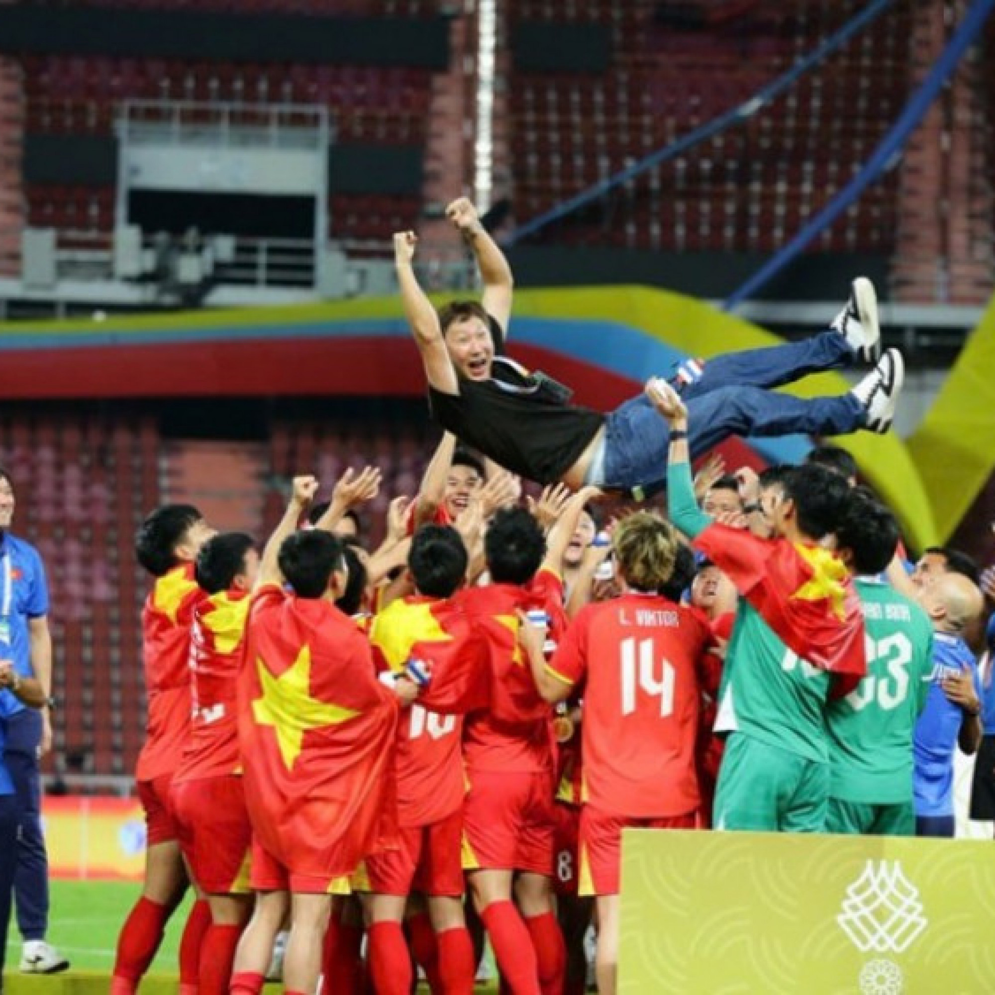  - U22 Việt Nam gặt vàng SEA Games: "Ma thuật đen" của thầy Kim khiến người Thái không đỡ nổi