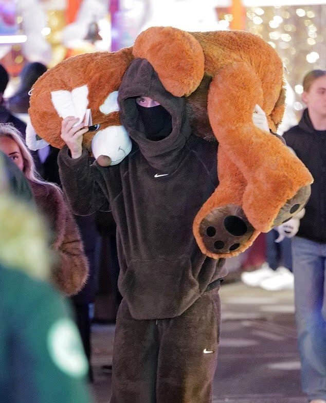 Cole Palmer giấu giếm hẹn hò siêu mẫu vẫn bị lộ, trúng giải gấu bông tặng mỹ nhân - 3