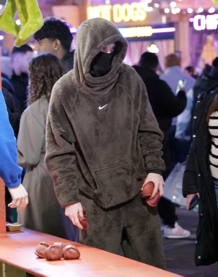 Cole Palmer giấu giếm hẹn hò siêu mẫu vẫn bị lộ, trúng giải gấu bông tặng mỹ nhân - 2