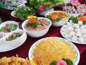  - Hơn 50 gian hàng ẩm thực hội tụ bên dòng Hương Giang