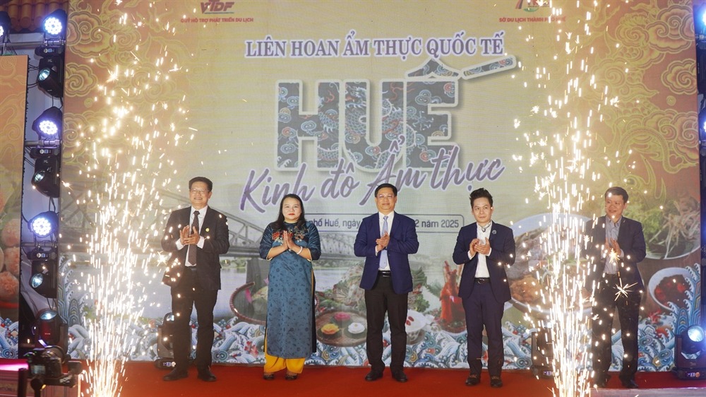 Hơn 50 gian hàng ẩm thực hội tụ bên dòng Hương Giang - 1