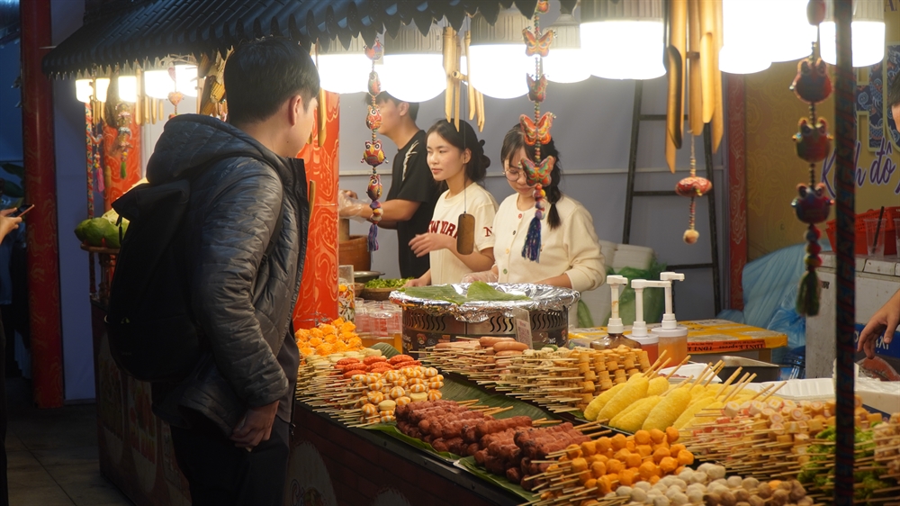 Hơn 50 gian hàng ẩm thực hội tụ bên dòng Hương Giang - 2