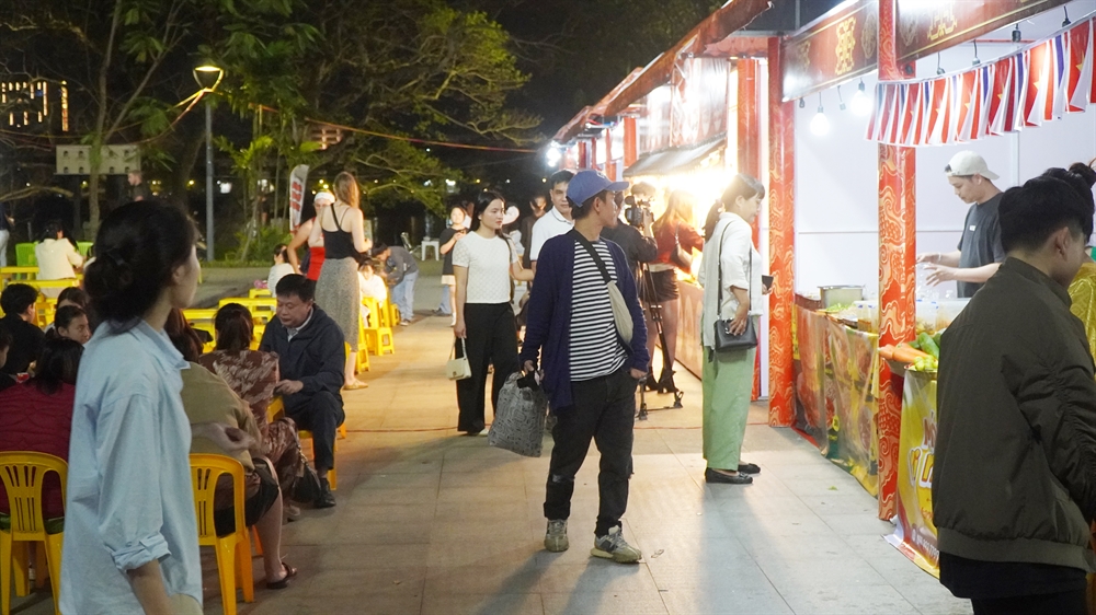 Hơn 50 gian hàng ẩm thực hội tụ bên dòng Hương Giang - 4