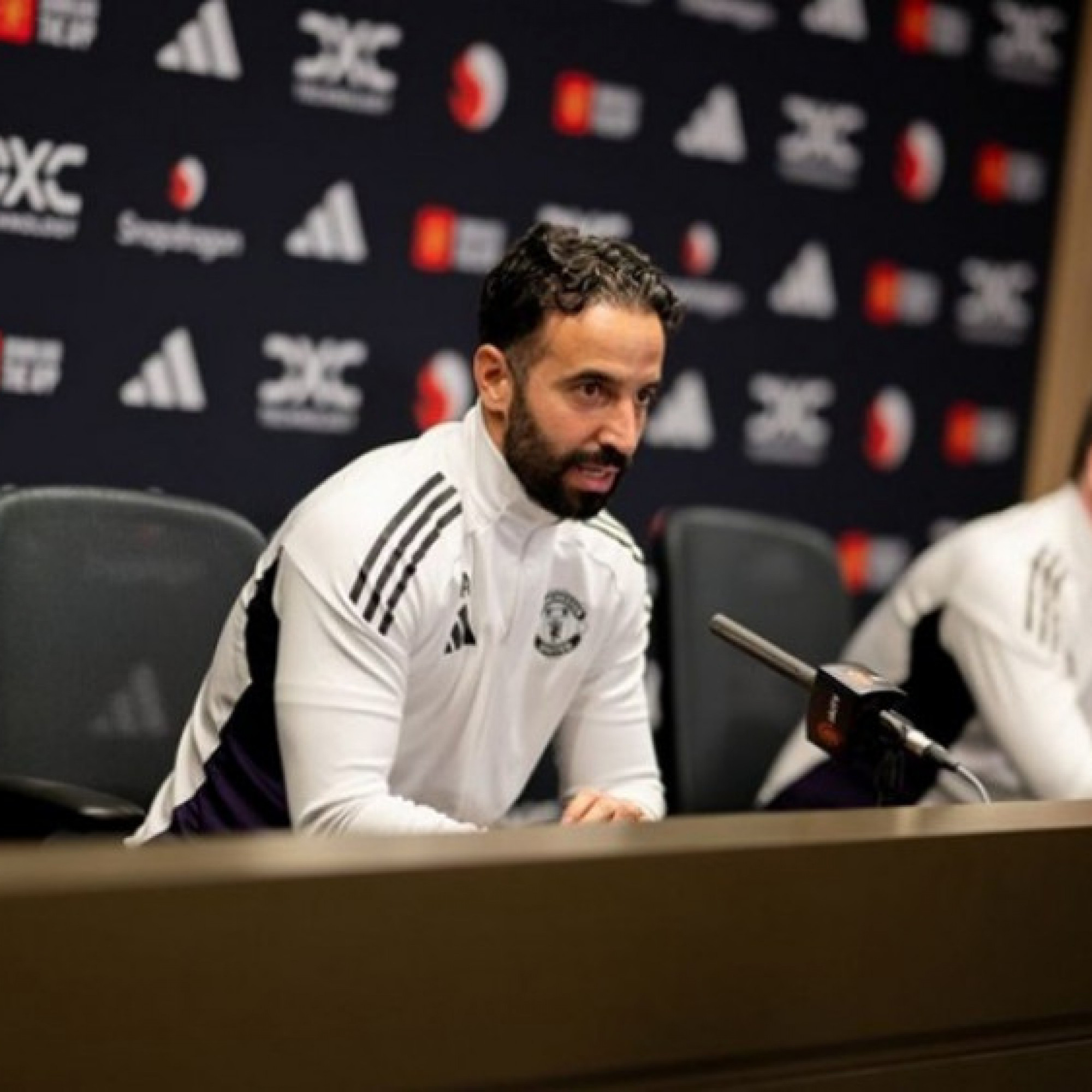  - HLV Amorim chỉ trích 2 sao trẻ MU, tin "Quỷ đỏ" sẽ đua vô địch Ngoại hạng Anh