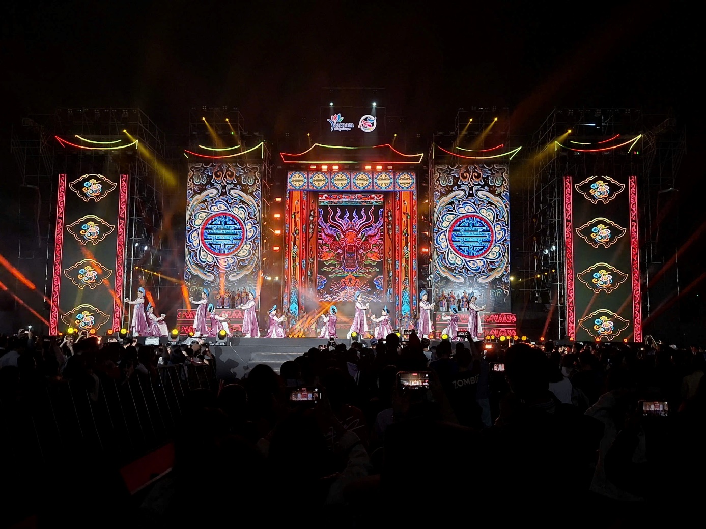 Ấn tượng đêm bế mạc Năm Du lịch quốc gia - Huế 2025 - 1