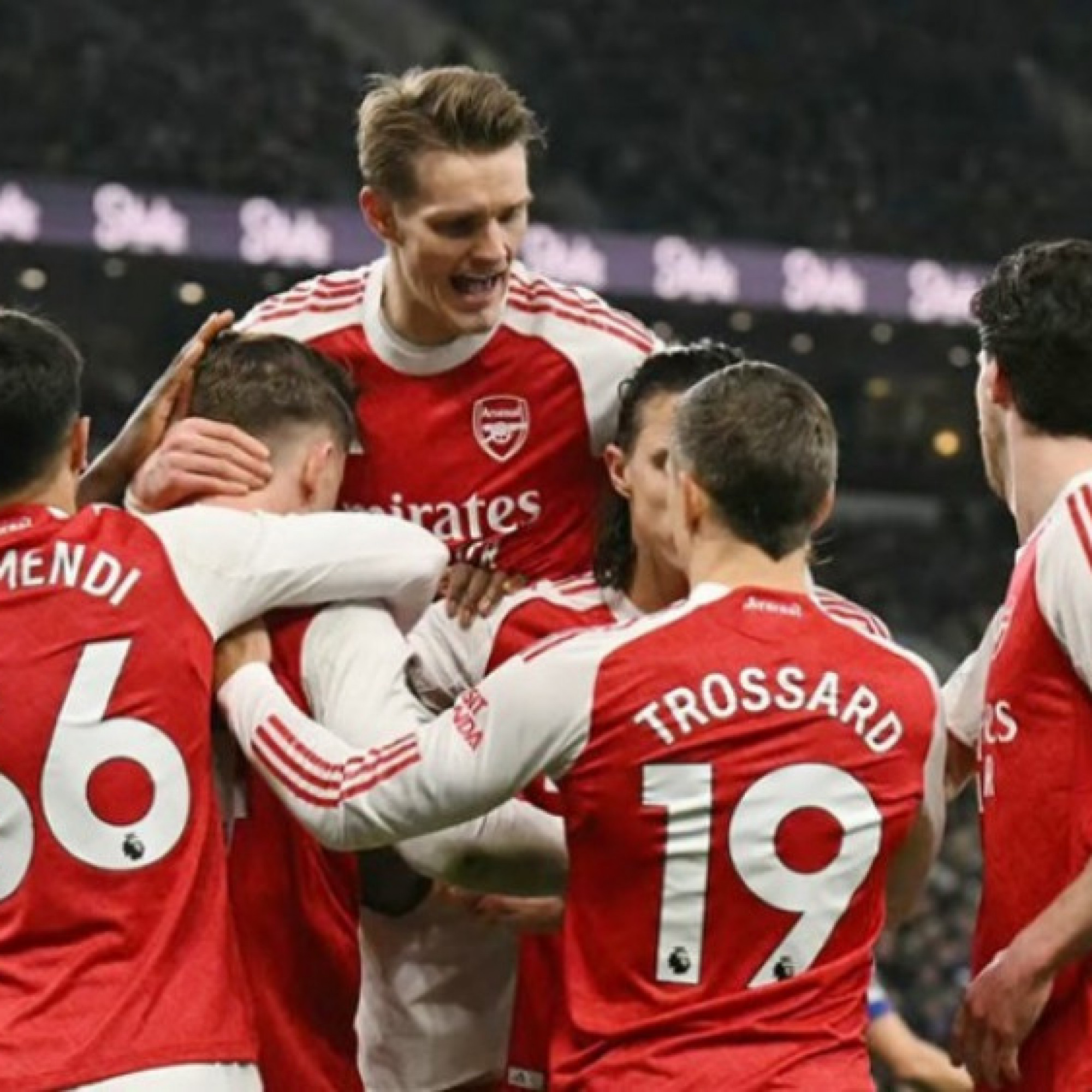  - Arsenal thắng xấu xí: Bản lĩnh chờ phá "lời nguyền Giáng sinh"
