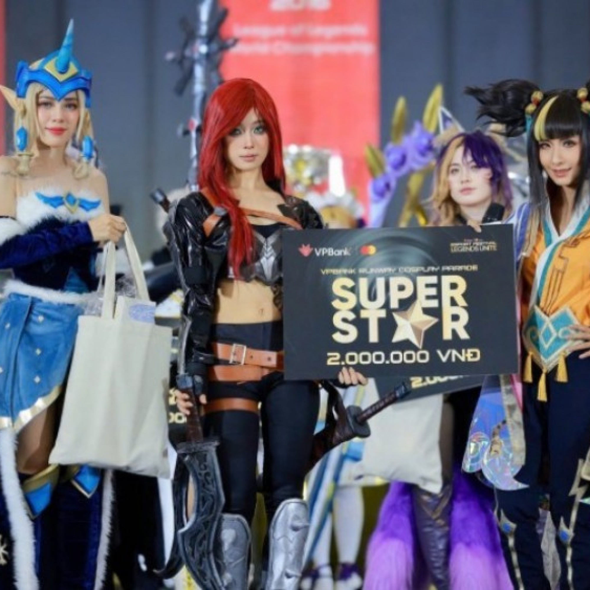 Cosplayer Việt “bung skill” trên sàn diễn lớn nhất mùa lễ hội eSports cuối năm VPBank Runway Cosplay Contest