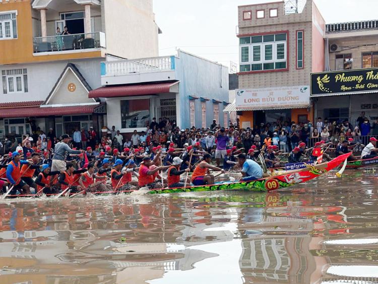 Du lịch biển - Hàng nghìn du khách về Cà Mau xem đua ghe Ngo