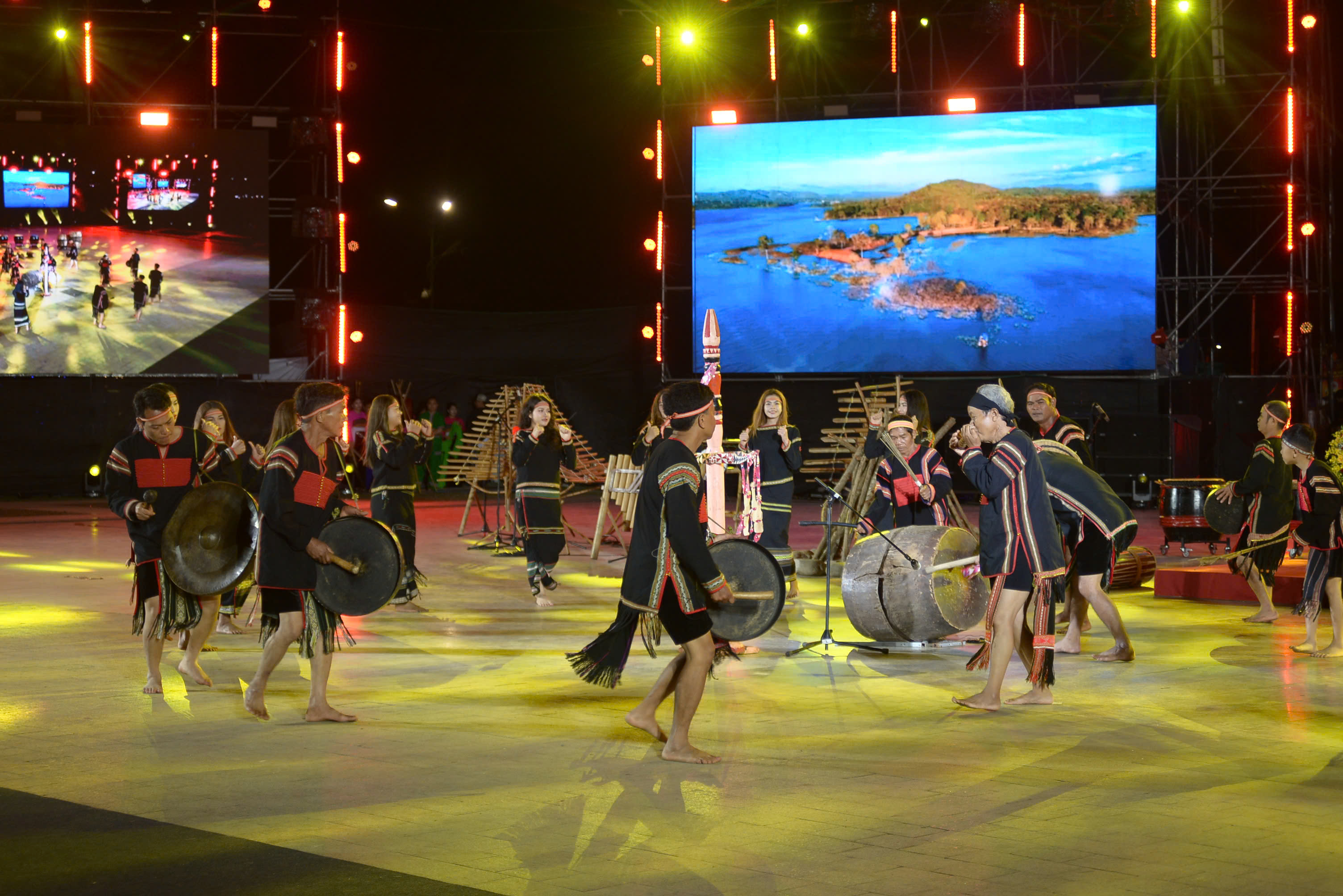 Phố núi Đà Lạt rộn ràng âm vang cồng chiêng những ngày cuối năm - 2