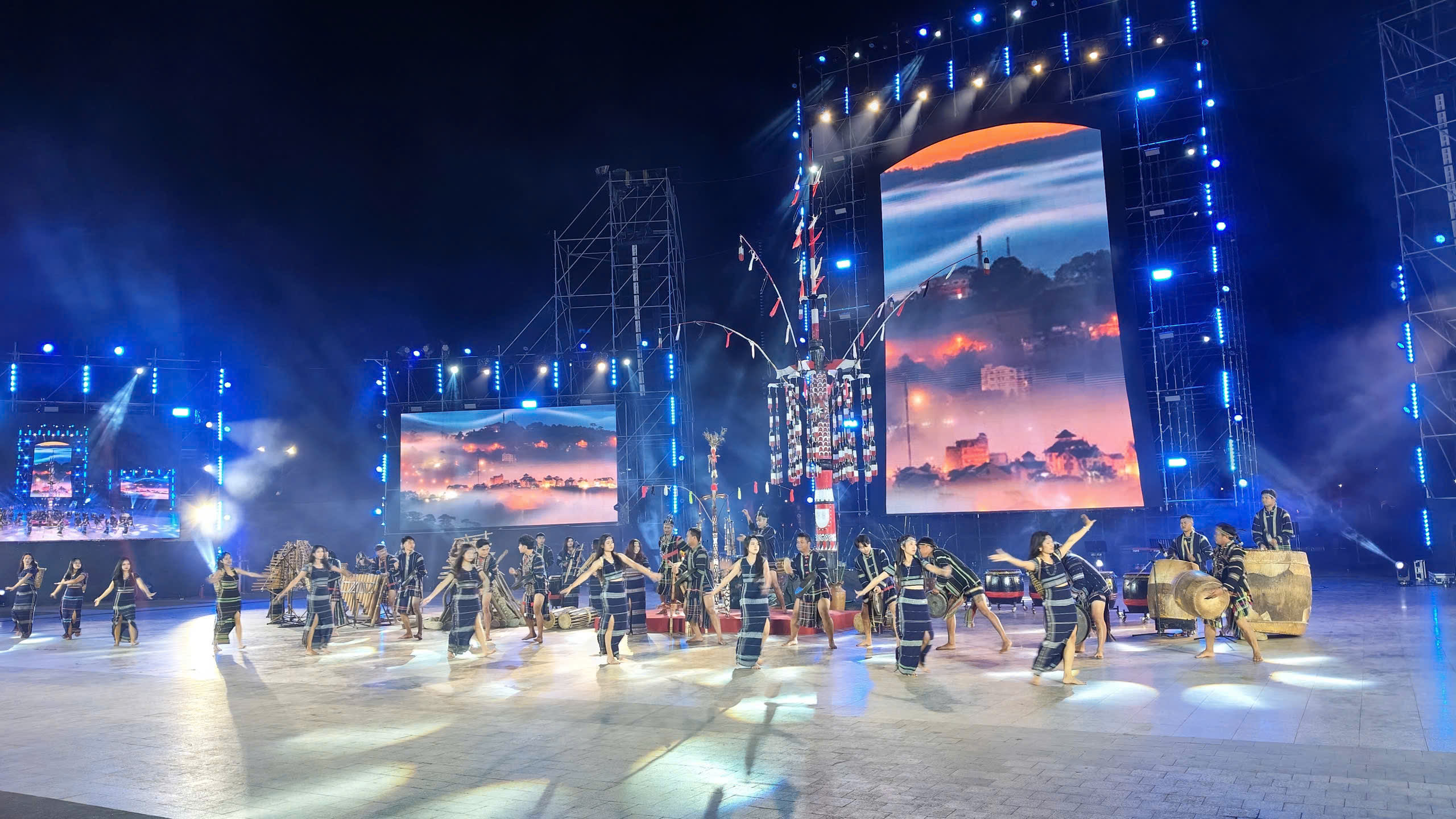 Phố núi Đà Lạt rộn ràng âm vang cồng chiêng những ngày cuối năm - 3