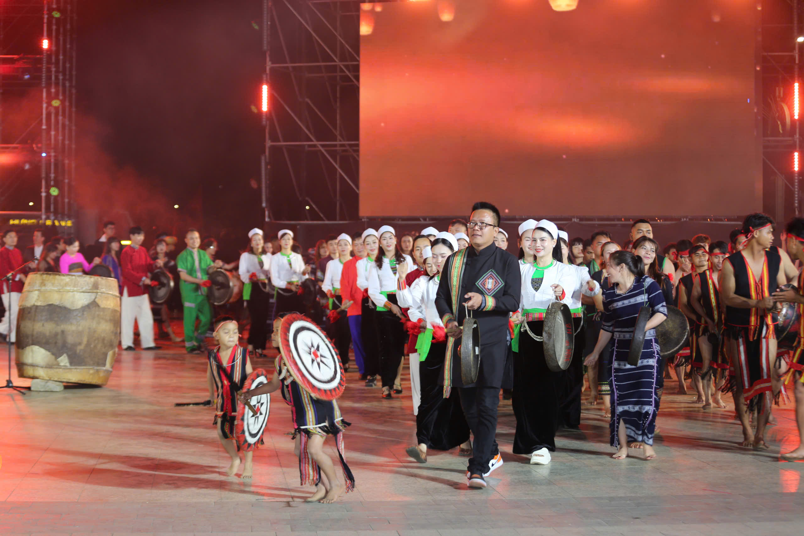 Phố núi Đà Lạt rộn ràng âm vang cồng chiêng những ngày cuối năm - 6