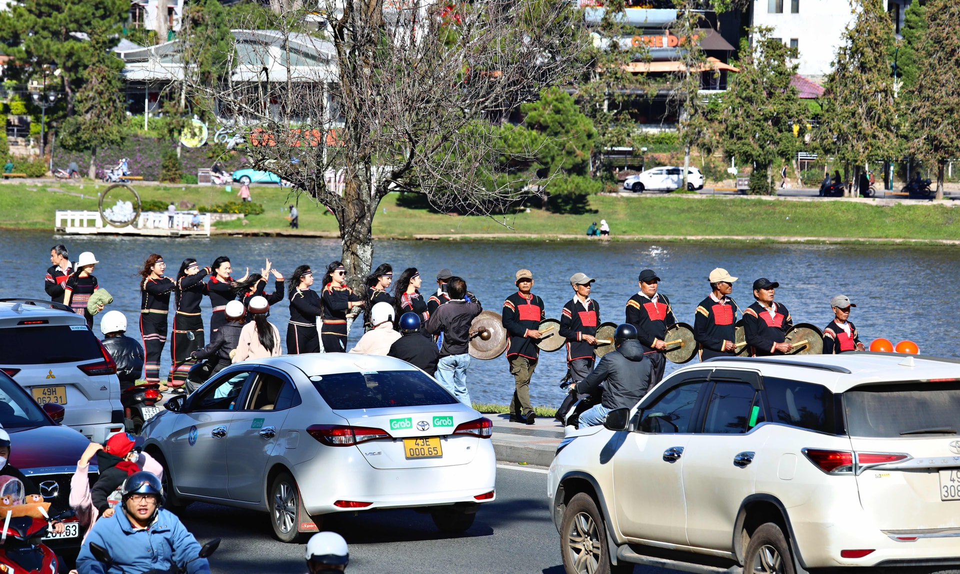 Phố núi Đà Lạt rộn ràng âm vang cồng chiêng những ngày cuối năm - 12