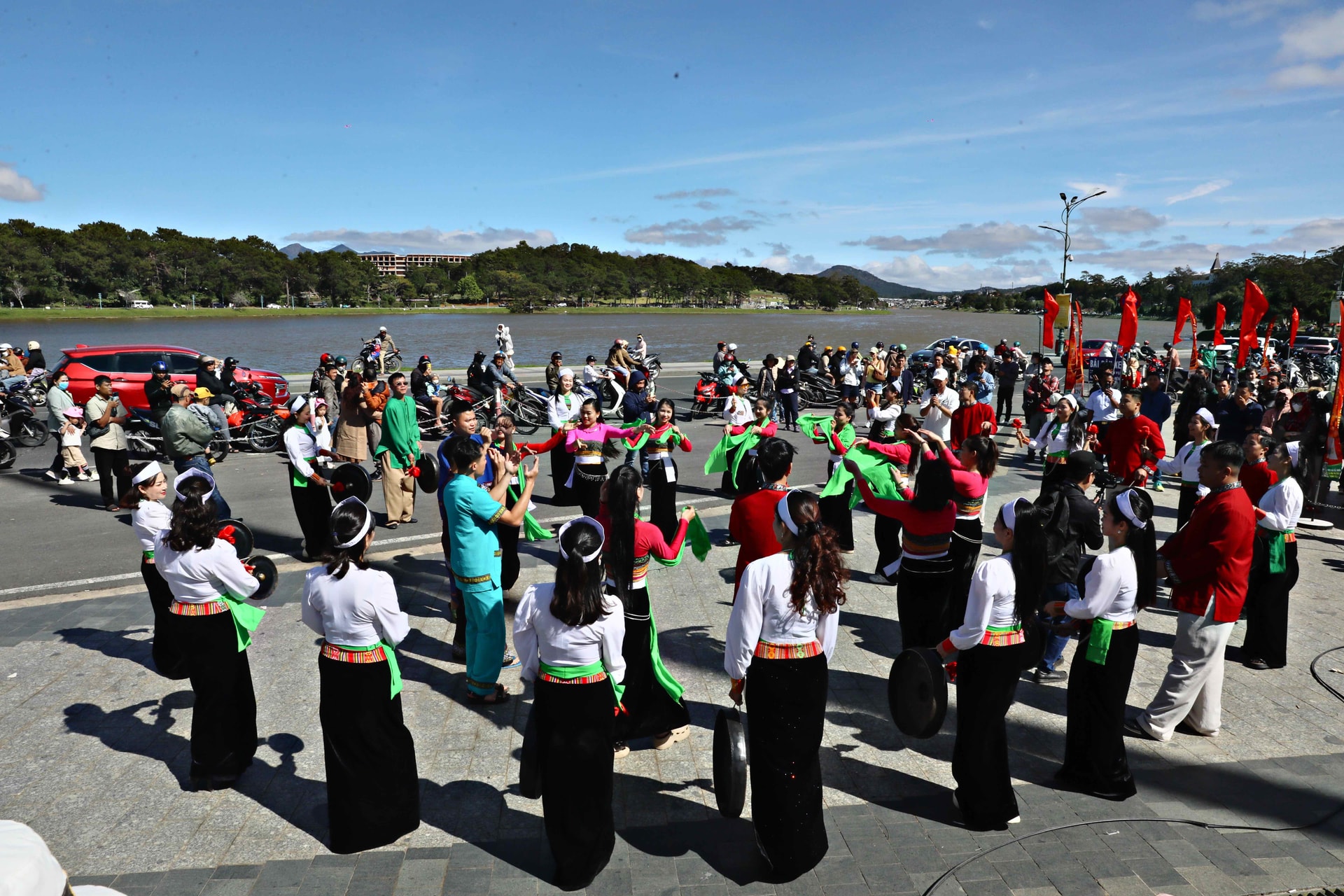 Phố núi Đà Lạt rộn ràng âm vang cồng chiêng những ngày cuối năm - 13