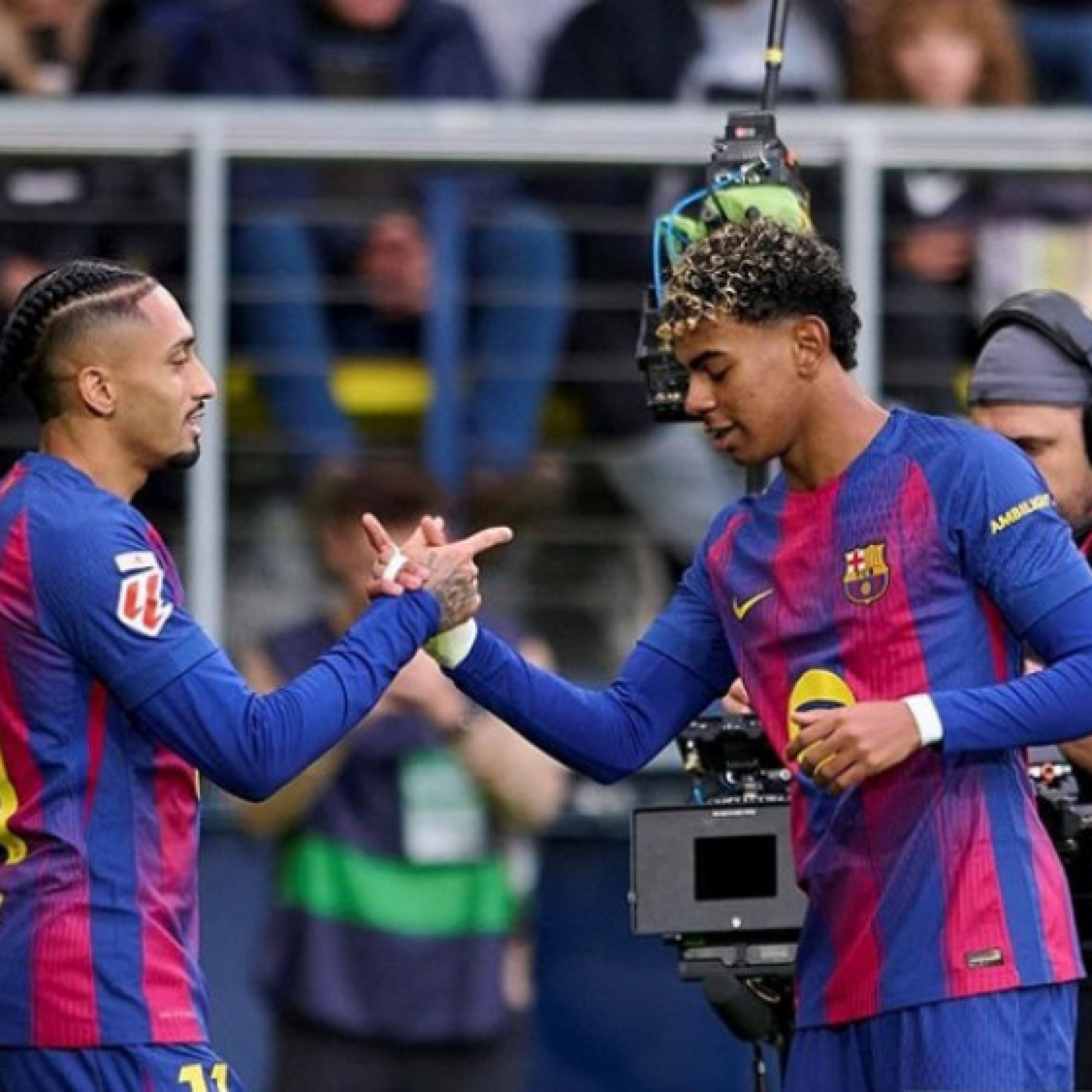  - Barcelona vô địch lượt đi La Liga: Flick có "súng 2 nòng" Yamal - Raphinha