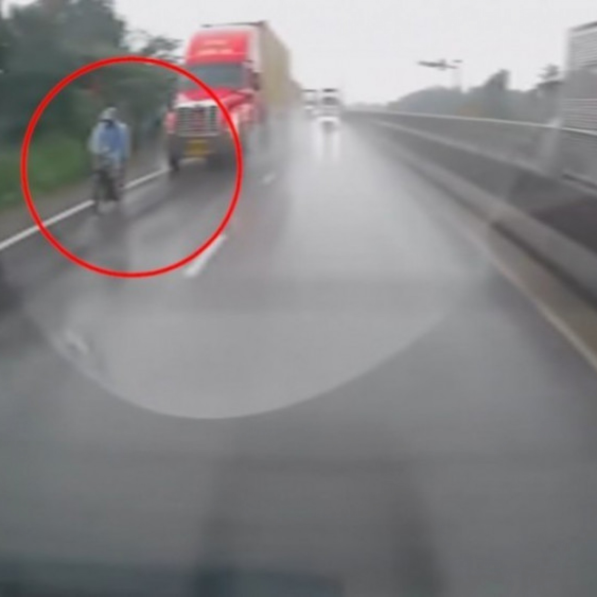  - Clip: Kinh hoàng người đi xe máy bị container đâm văng trên đường